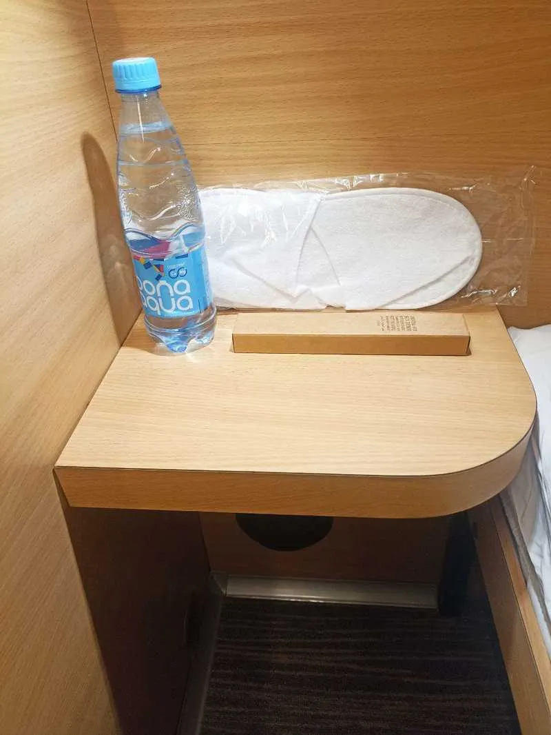 GettSleep舒适舱欢迎套装瓶装水和拖鞋