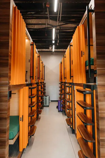 Corredor cápsulas Confort vista general hotel GettSleep Tolmachevo