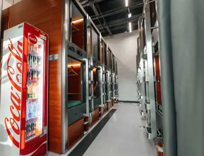 Corredor cápsulas individuales nevera hotel GettSleep Tolmachevo