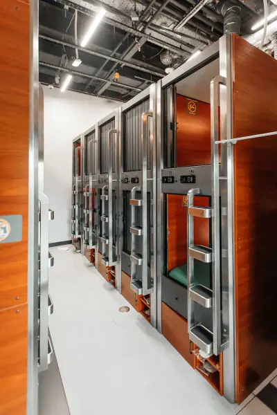 Vista completa corredor cápsulas individuales hotel cápsula GettSleep Tolmachevo