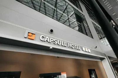 Cartel hotel cápsula GettSleep en el techo Terminal C Tolmachevo Novosibirsk