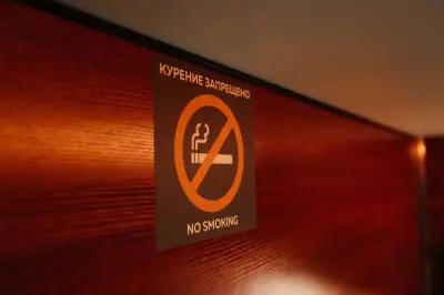 Señal no fumar hotel cápsula GettSleep Tolmachevo Novosibirsk aeropuerto
