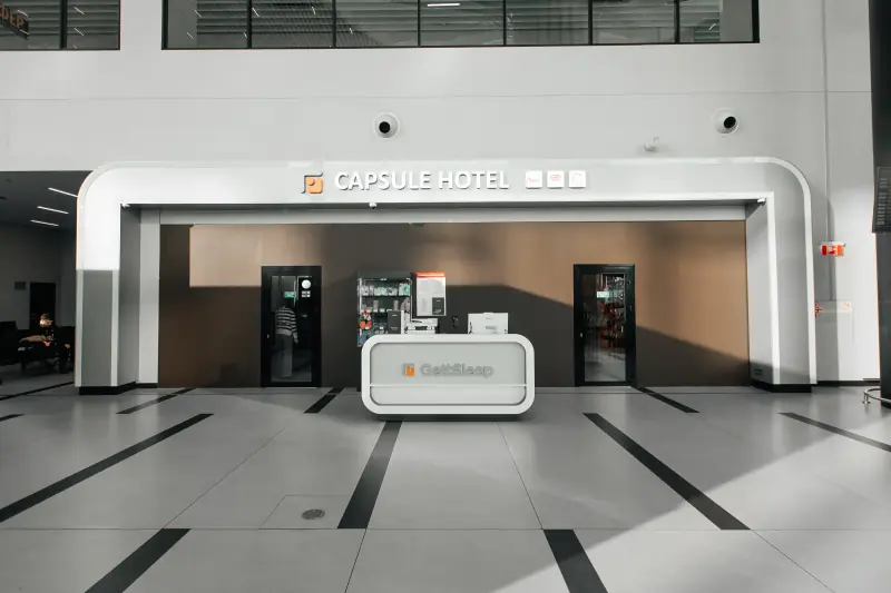 Rezeptionstheke Terminal C Flughafen Tolmatschowo GettSleep Kapselhotel Nowosibirsk