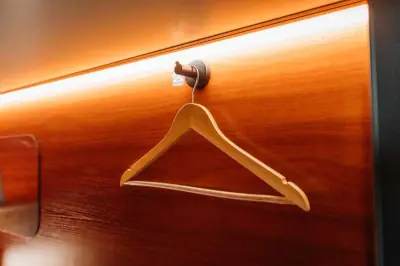 Perchero ropa cápsula individual hotel GettSleep Tolmachevo Novosibirsk