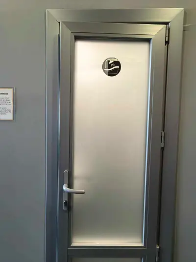 Puerta habitación ducha señal icono hotel cápsula GettSleep Aeroexpress Sheremetyevo