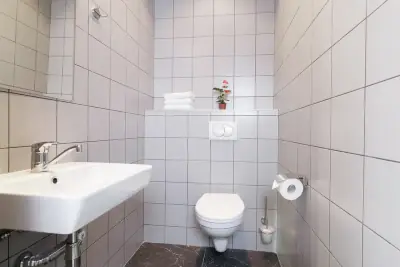 Lavabo secador de pelo montado pared espejo baño hotel cápsula GettSleep Aeroexpress Sheremetyevo