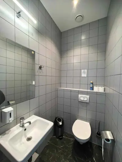 Aseo azulejos grises inodoro suspendido hotel cápsula GettSleep Aeroexpress Sheremetyevo