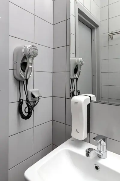 Aseo azulejos blancos lavabo toallas hotel cápsula GettSleep Aeroexpress Sheremetyevo