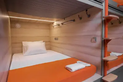 GettSleep Aeroexpress oteli Şeremetevo çift kapsül alt ranza turuncu yatak takımı