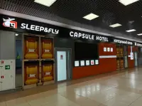 Sleep & Fly Kapselhotel Eingang Fassade Beschilderung Scheremetjewo Aeroexpress Terminal