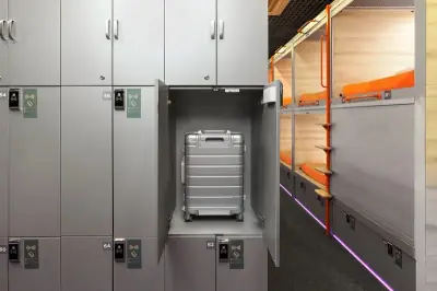 Taquilla NFC abierta maleta cápsulas hotel aeropuerto GettSleep Aeroexpress Sheremetyevo