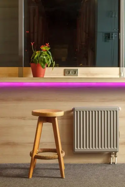 Zona descanso espejos iluminación LED morada taburetes bar hotel GettSleep Aeroexpress