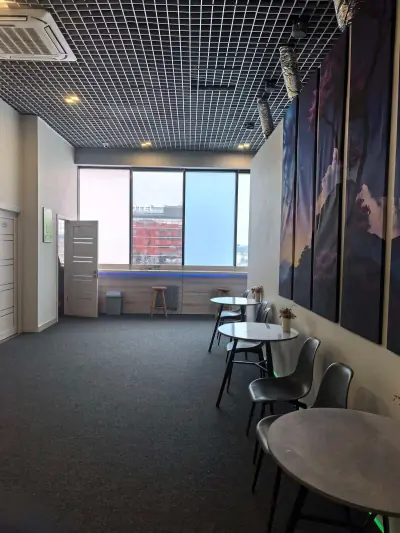 Salón ventana panorámica vista ciudad barra hotel cápsula GettSleep Aeroexpress Sheremetyevo