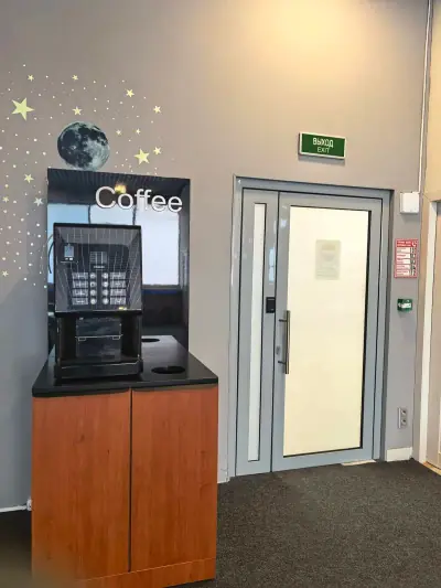 Zona común mesas redondas ventana panorámica mural decorativo GettSleep Aeroexpress