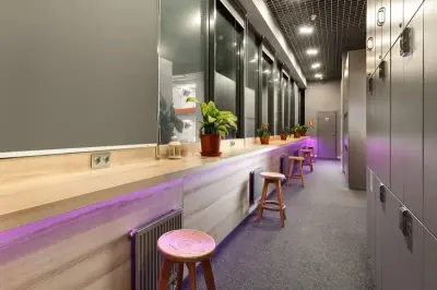 Salón ventana diurno taburetes bar vista panorámica hotel GettSleep Aeroexpress Sheremetyevo