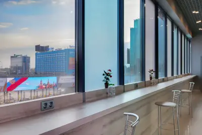 Vista panorámica ciudad diurna ventana lounge asientos bar GettSleep Aeroexpress Sheremetyevo