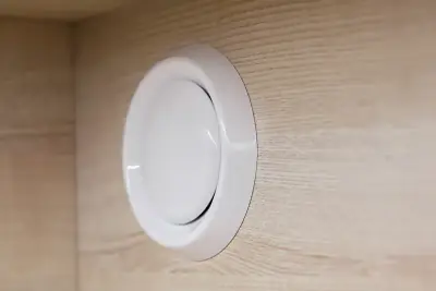 Rejilla ventilación ajustable pared madera cápsula hotel GettSleep Aeroexpress