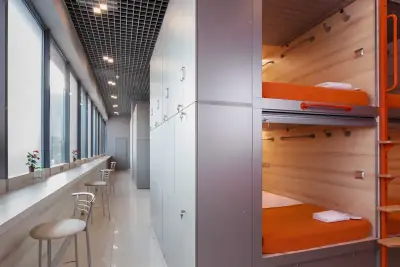 Habitación cápsula luz diurna litera inferior abierta vista ventana GettSleep Aeroexpress