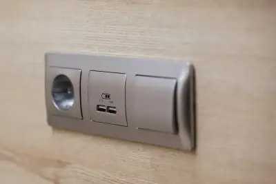 Puertos USB integrados toma corriente pared cápsula hotel GettSleep Aeroexpress Sheremetyevo