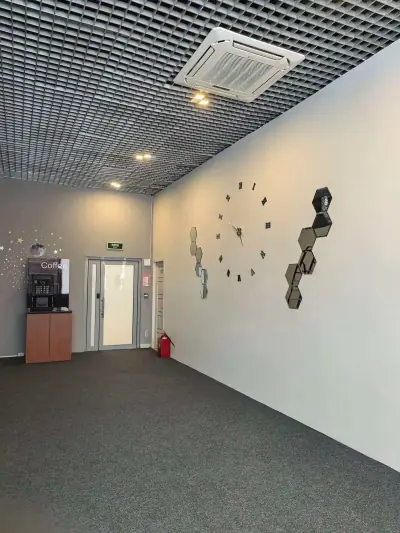 Lobby recepción cafetera reloj decorativo pared hotel cápsula GettSleep Aeroexpress