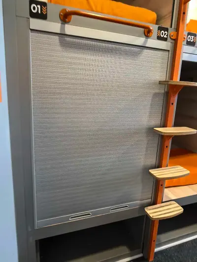 GettSleep Aeroexpress酒店单人下铺胶囊舱打开内部枕头衣钩