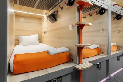 GettSleep Aeroexpress单人下铺胶囊舱打开侧视图橙色床品毛巾