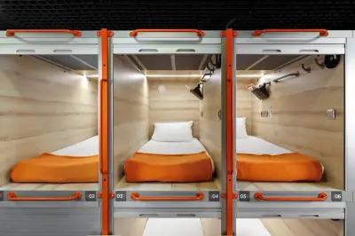 GettSleepアエロエクスプレス シングル上段カプセル 上からの眺め 枕 オレンジ寝具