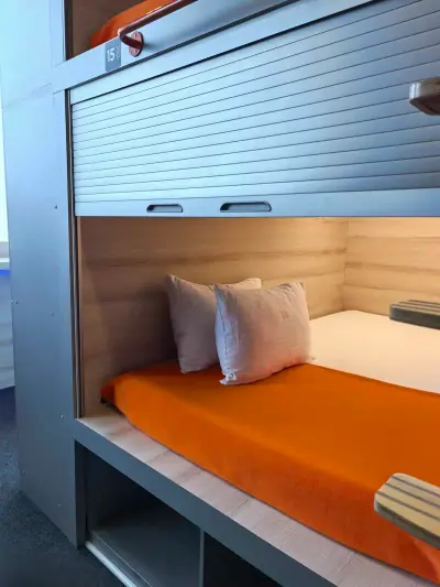 GettSleep Aeroexpress oteli çift alt kapsül yan görünüm panjur açık yastıklar