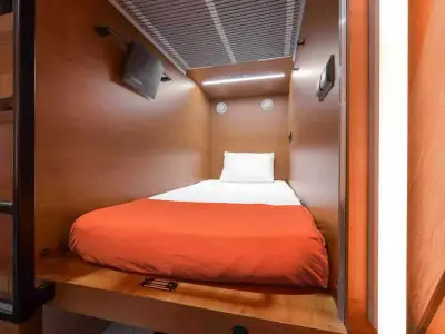 Primer plano escalera cápsula Single superior GettSleep Terminal B