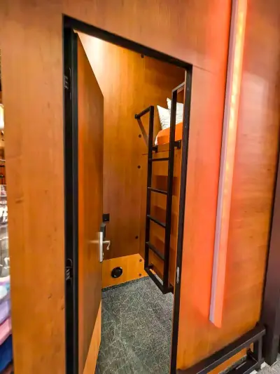 Escalera entrada minihabitación Yin-Yang superior GettSleep Terminal B