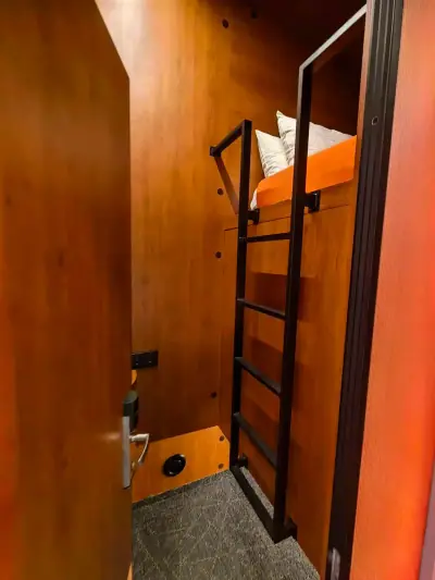 Entrada minihabitación Yin-Yang superior iluminación LED GettSleep Terminal B