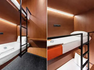 Interior baño privado cupé GettSleep inodoro ducha lluvia artículos aseo Terminal C