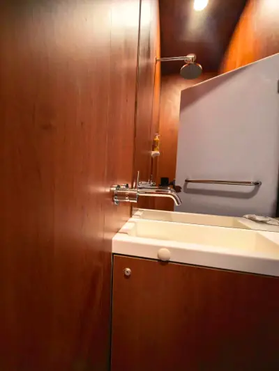 Baño privado cupé GettSleep cabina ducha cristal albornoz puerta abierta Terminal C
