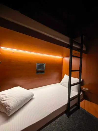 Vista lateral baño cupé GettSleep ducha estante artículos albornoz colgado Terminal C