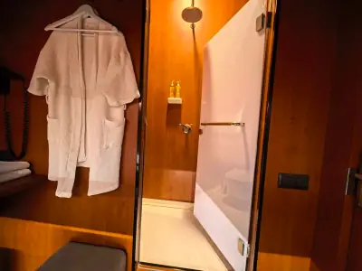 Baño privado habitación cupé GettSleep inodoro lavabo secador díptico Terminal C