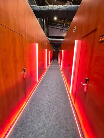 Habitación cupé GettSleep literas acentos naranja área entrada díptico Terminal C