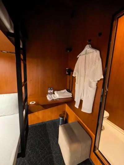 Entrada habitación cupé GettSleep albornoz estante artículos aseo acceso ducha Terminal C