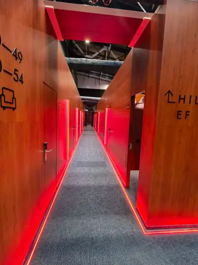 Pasillo hotel GettSleep iluminación LED roja puertas habitación perspectiva Terminal C