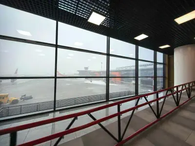 Vista panorámica lado pista aeropuerto Sheremetyevo desde hotel GettSleep Terminal C