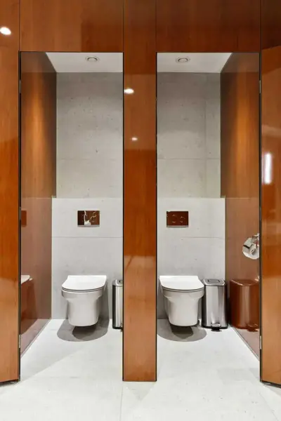 Vista general baño compartido GettSleep paredes paneles madera instalaciones modernas Terminal C