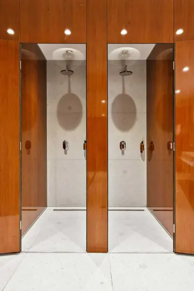 Baño compartido GettSleep dos cabinas ducha con alcachofa lluvia Terminal C