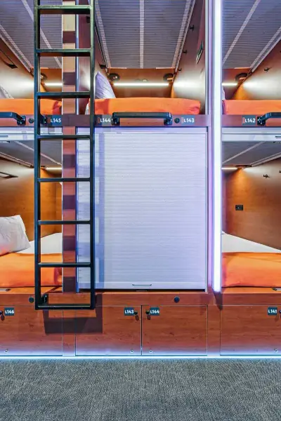 GettSleep 싱글 하단 캡슐 닫힌 문 빨간 LED 분위기 조명 C터미널