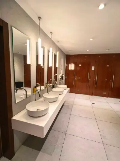 Cabina aseo GettSleep puerta abierta ángulo frontal interior madera compacto Terminal C