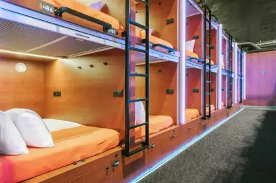 Pasillo cápsulas dobles GettSleep escaleras resplandor LED naranja Terminal C