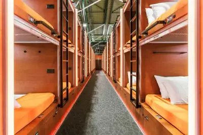 Sala cápsulas dobles GettSleep persianas privacidad varios pods Terminal C