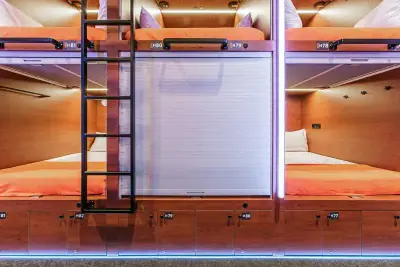 Cápsula doble GettSleep persiana privacidad totalmente cerrada número habitación visible Terminal C