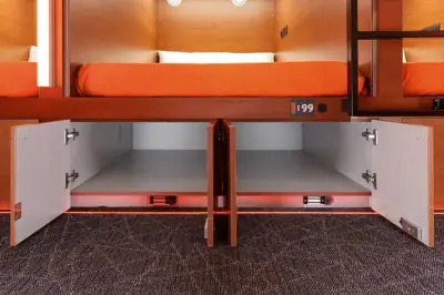 Cápsula doble inferior GettSleep compartimentos taquilla doble puerta bajo cama abiertos Terminal C