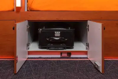 Cápsula doble inferior GettSleep taquilla bajo cama maleta guardada Terminal C