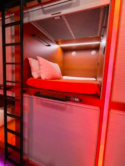 Vista exterior fila cápsulas dobles GettSleep escaleras LED naranja Terminal C