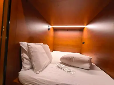 GettSleep यिन-यांग निचला कैप्सूल निजी बाथरूम दरवाज़ा ताला विवरण क्लोज़-अप टर्मिनल C